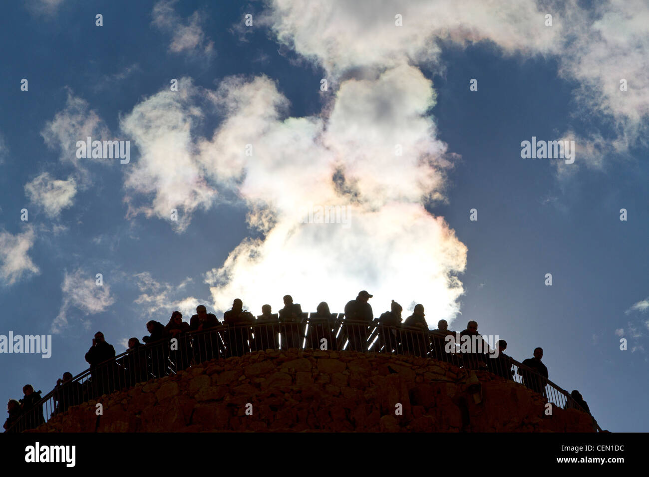I visitatori guardano giù dalla torre di avvistamento che si eleva al di sopra del nord del palazzo a Masada, antica fortezza ebraica in Israele Foto Stock