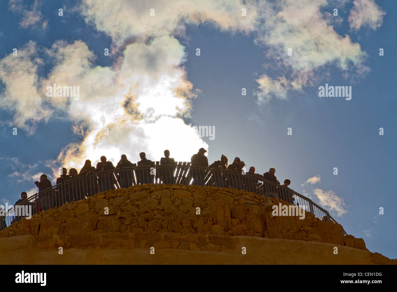 I visitatori guardano giù dalla torre di avvistamento che si eleva al di sopra del nord del palazzo a Masada, antica fortezza ebraica in Israele Foto Stock