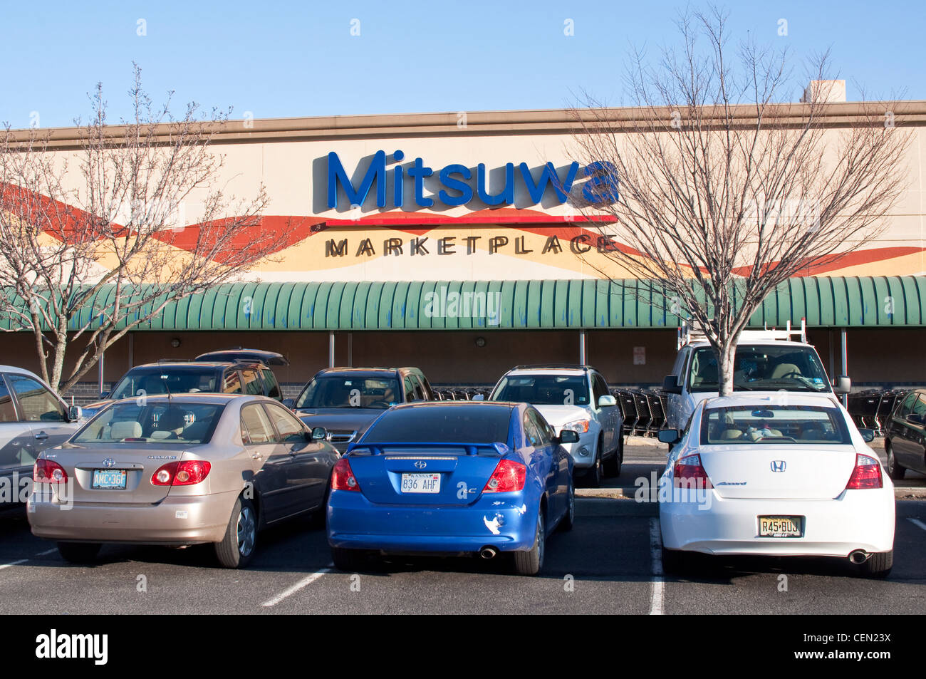 Esterno del Mitsuwa Marketplace, il più grande supermercato giapponese negli Stati Uniti. Edgewater, NJ, Stati Uniti d'America. Foto Stock