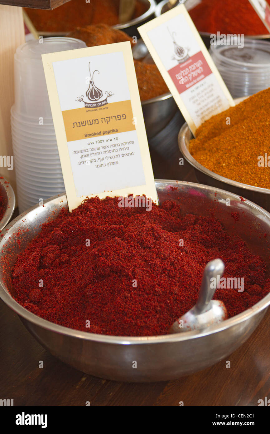 La paprica affumicata per la vendita in un negozio di caffè che è inoltre specializzata nelle spezie. Foto Stock