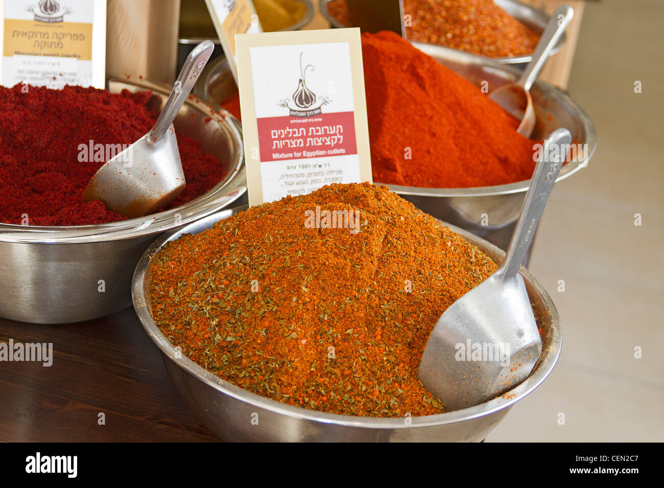 Un assortimento di spezie per la vendita tra cui paprika affumicato e un mix per uso su "costolette europea". Foto Stock