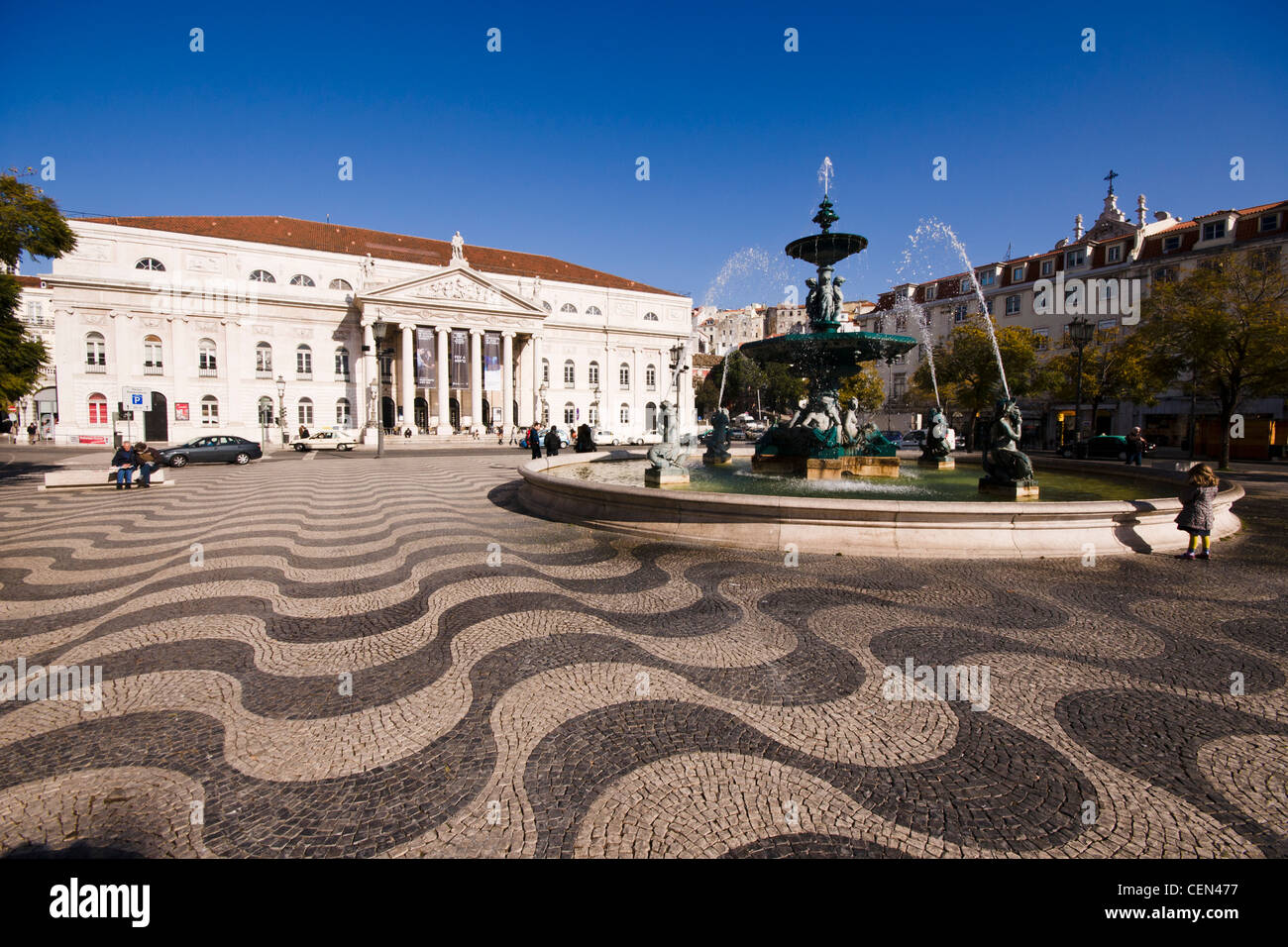 Fontana e il Teatro Nazionale a Praça de Dom Pedro IV (Piazza Rossio), Lisbona, Portogallo. Foto Stock