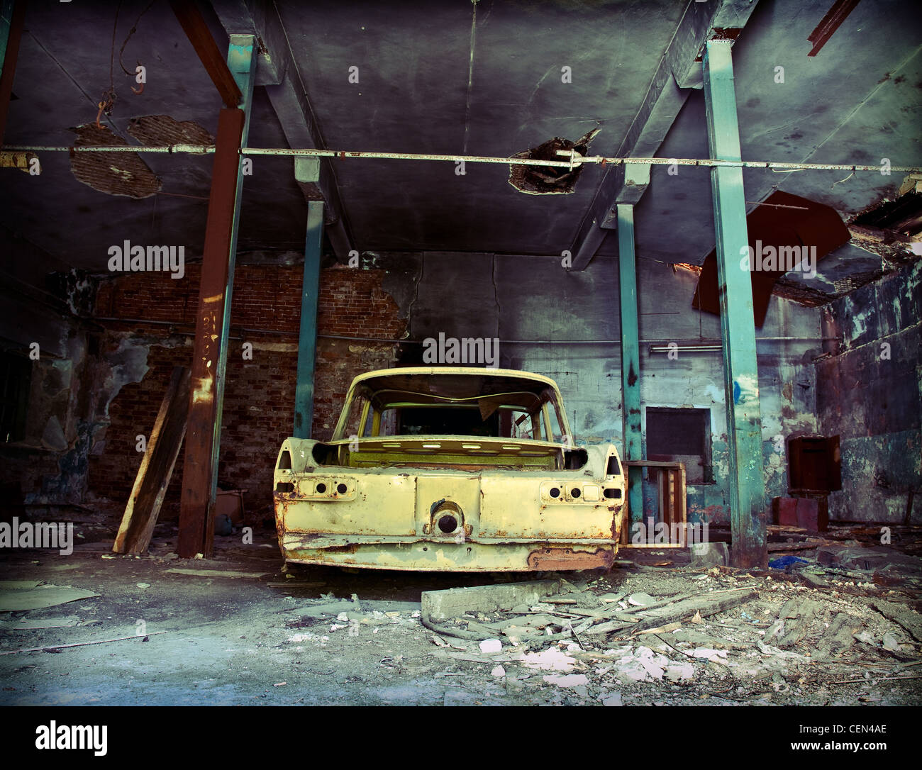 Vecchio rovinato garage interni Foto Stock