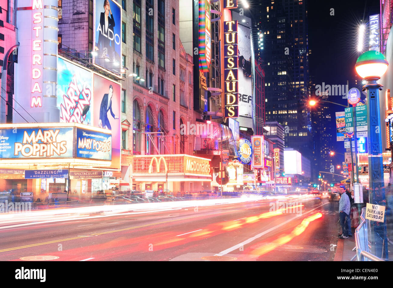 42Nd Street con il traffico e gli spot pubblicitari. Foto Stock