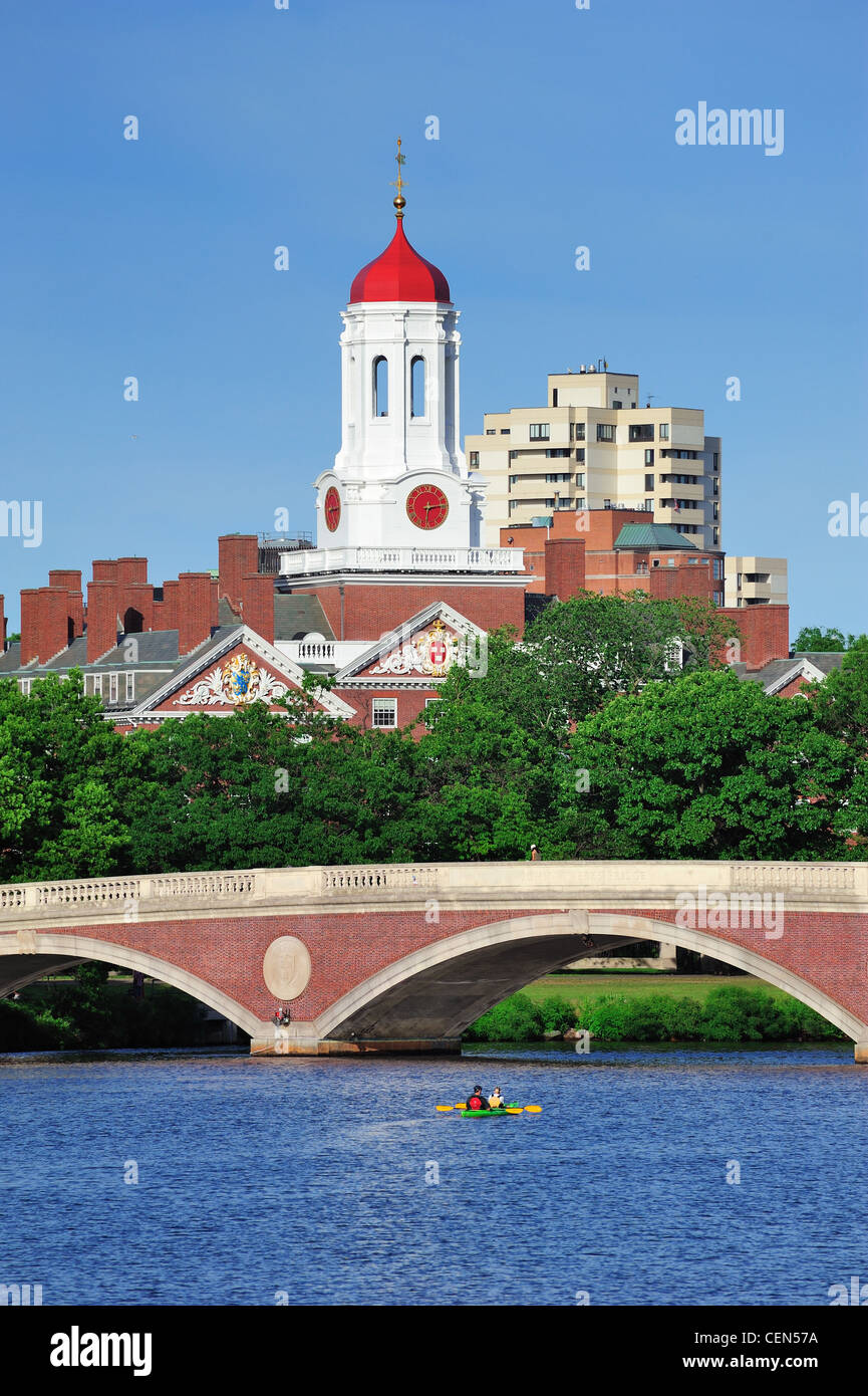 John W. Settimane Bridge e torre dell orologio su Charles River in Harvard University campus a Boston con alberi, barca e cielo blu. Foto Stock