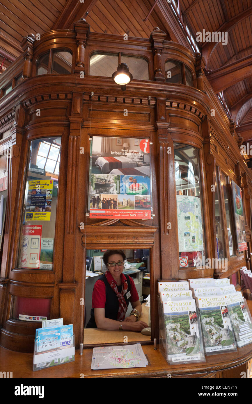 Inghilterra, Berkshire, Windsor Royal Shopping Arcade, ufficio informazioni turistiche Foto Stock