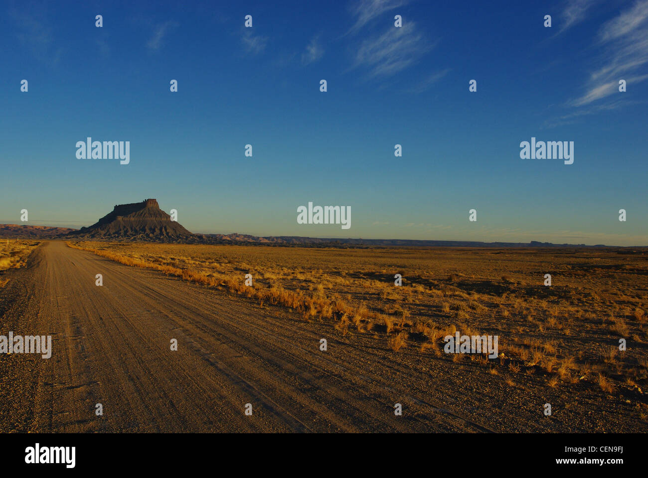 Strada di ghiaia per Factory Butte, Utah Foto Stock