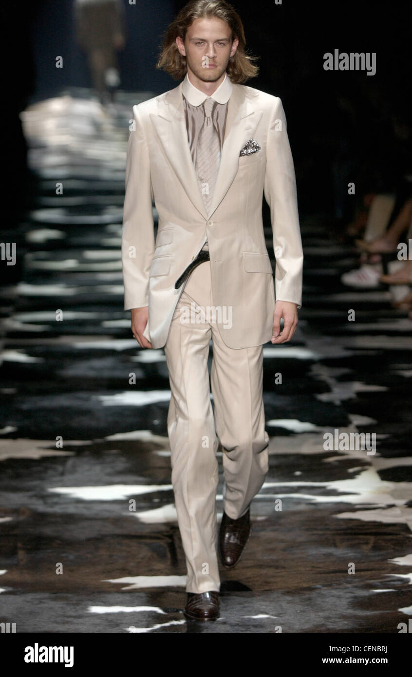 Gucci pronto a indossare Milano primavera estate Menswear fashion show  model mento lunghezza capelli biondi e stoppia indossare tuta crema nero  Foto stock - Alamy