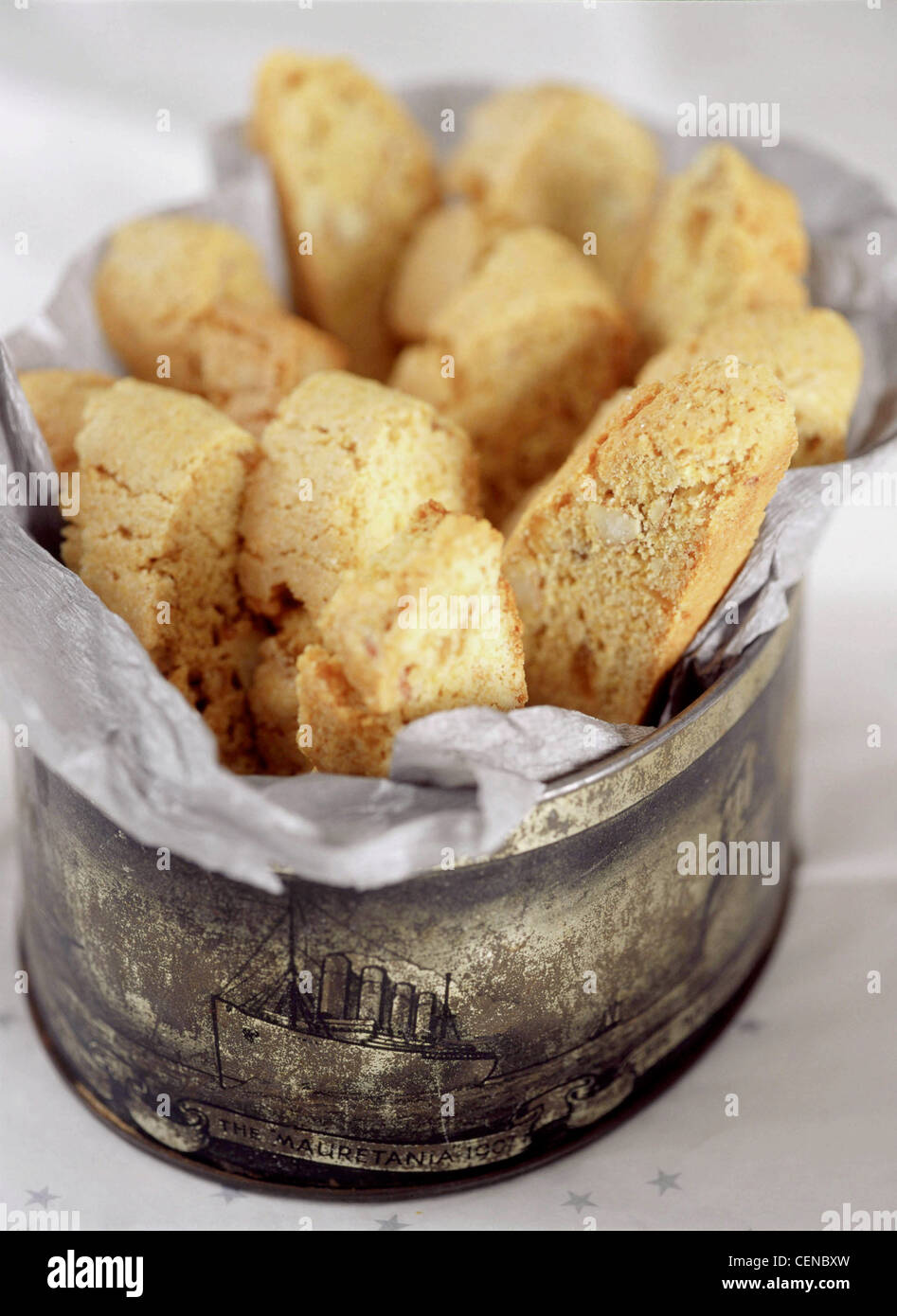 Doni DALLA TUA CUCINA: Sorpresa cari a casa natale presente rendere biscotti allo zenzero con la farina burro zucchero uova Foto Stock