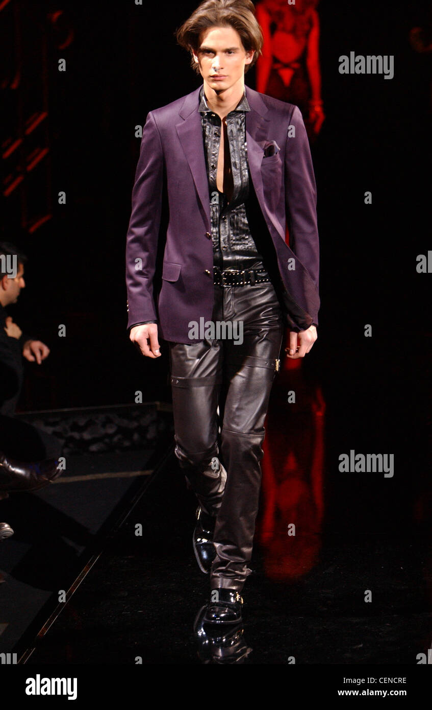 Versace Milano Menswear pronto a indossare in autunno e inverno modello  breve marrone capelli, abbigliamento in pelle nera shirt sotto il mantello  di porpora Foto stock - Alamy