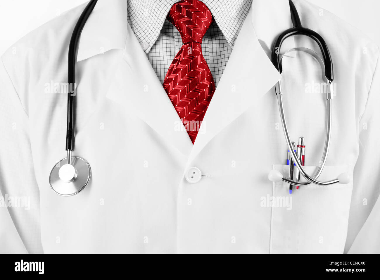 Dottore in cravatta rossa con uno stetoscopio Foto Stock