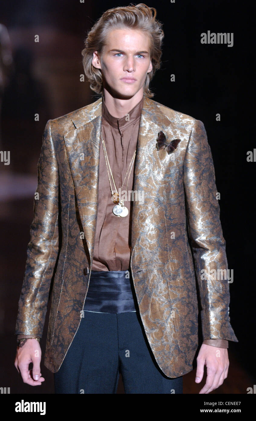 Gucci Menswear pronto a indossare Primavera Estate modello lunghi capelli  biondi indossa oro catene medallion, marrone camicia di seta, marrone e  Foto stock - Alamy