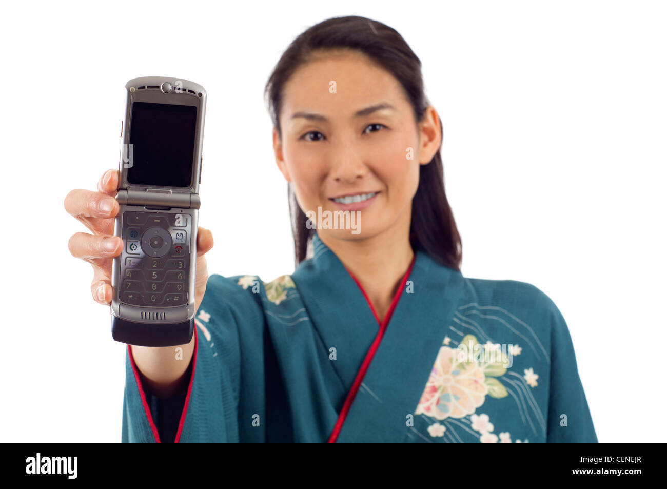 Donna giapponesi in kimono in possesso di un telefono cellulare isolato su sfondo bianco Foto Stock