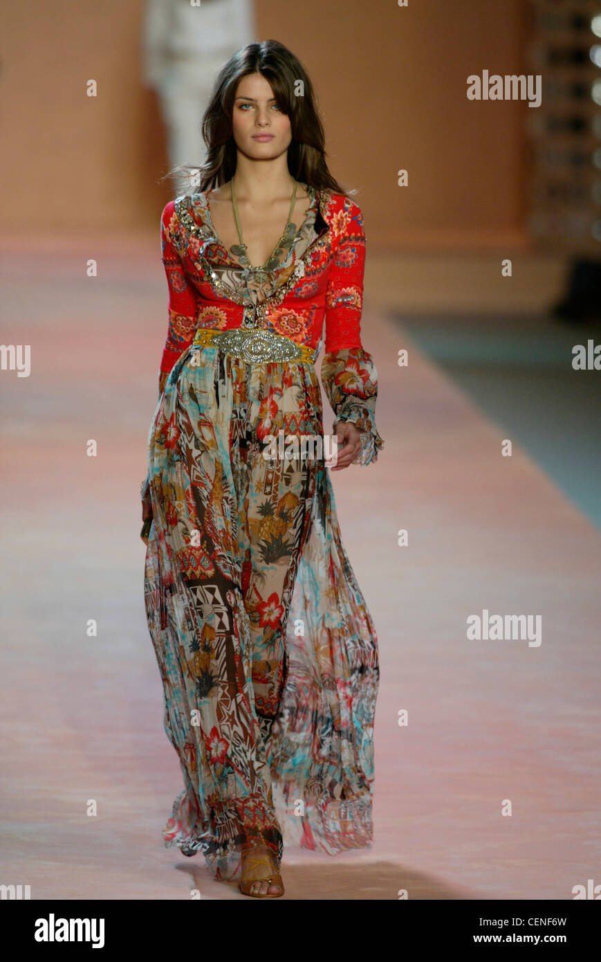 Blumarine Milano Primavera Estate modello, Isabelli lunghi capelli bruna  indossando v collo blu, marrone e rosso floorlength stampato Foto stock -  Alamy