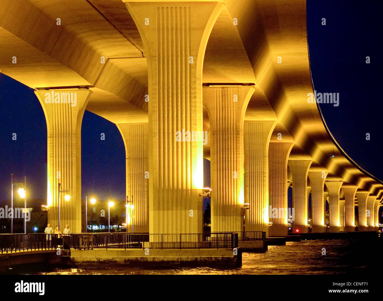 Il nuovo ponte che attraversa il Saint Lucie fiume e nel bel mezzo di Stuart, FL Foto Stock
