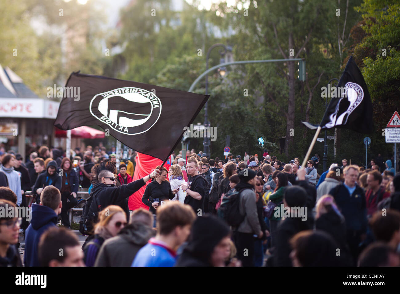 Di sinistra dei manifestanti a prendere il via il 1 maggio 2011 per l'annuale il 1 maggio le proteste a Berlino, in zona Kreuzberg. Foto Stock