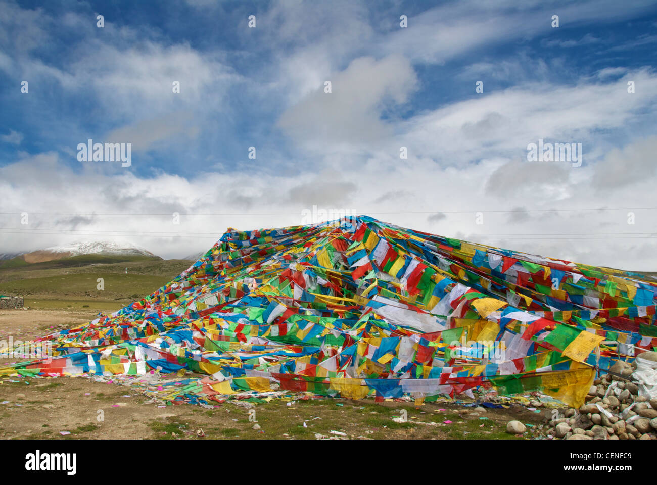 Bandiere di preghiera e il Monte Nyenchen Tanglha Foto Stock