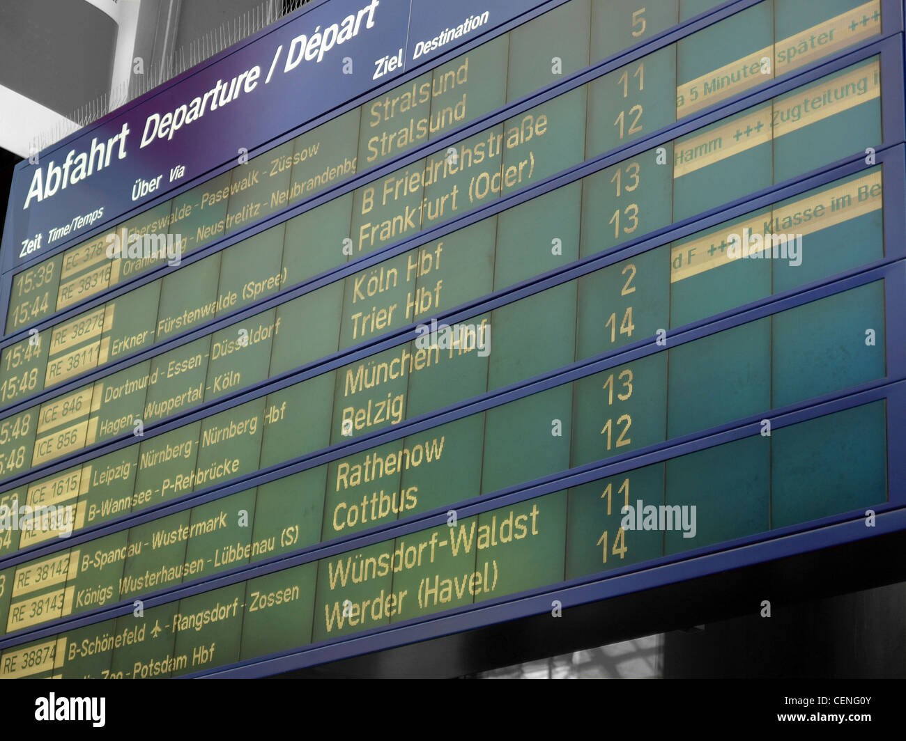 Calendario nella schermata di visualizzazione degli arrivi e delle partenze in corrispondenza della stazione o aeroporto Foto Stock