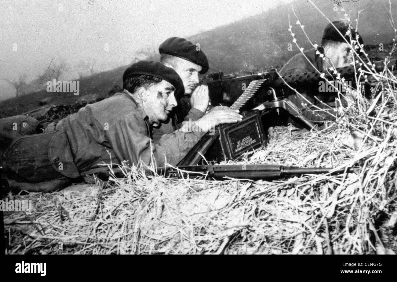 Royal Marine Commando mitragliatrice team in azione durante la Guerra di Corea Foto Stock