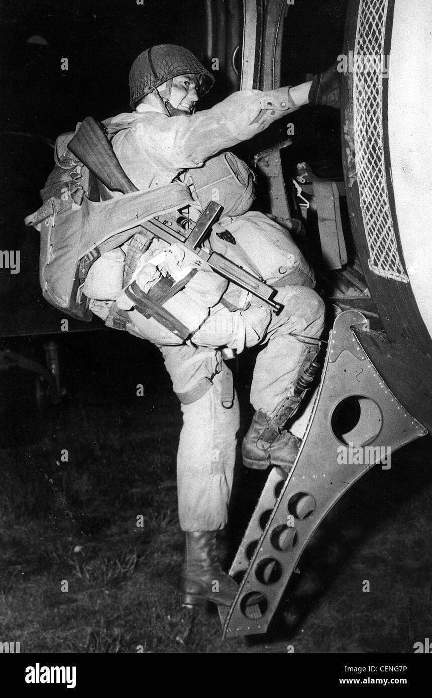 Un paracadutista americano tavole suo aeromobile prima di D-Day 1944 Foto Stock