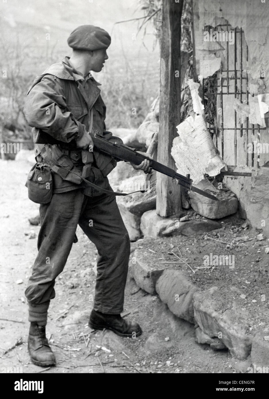 Royal Marine Commando in azione durante la Guerra di Corea armati con un Americano fucile Garand. Foto Stock