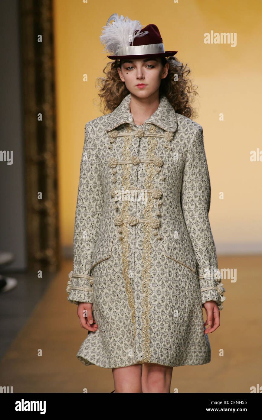 Gibo Milano pronto a indossare in autunno e inverno cappello piumato e  CAPPOTTO RICAMATO Foto stock - Alamy