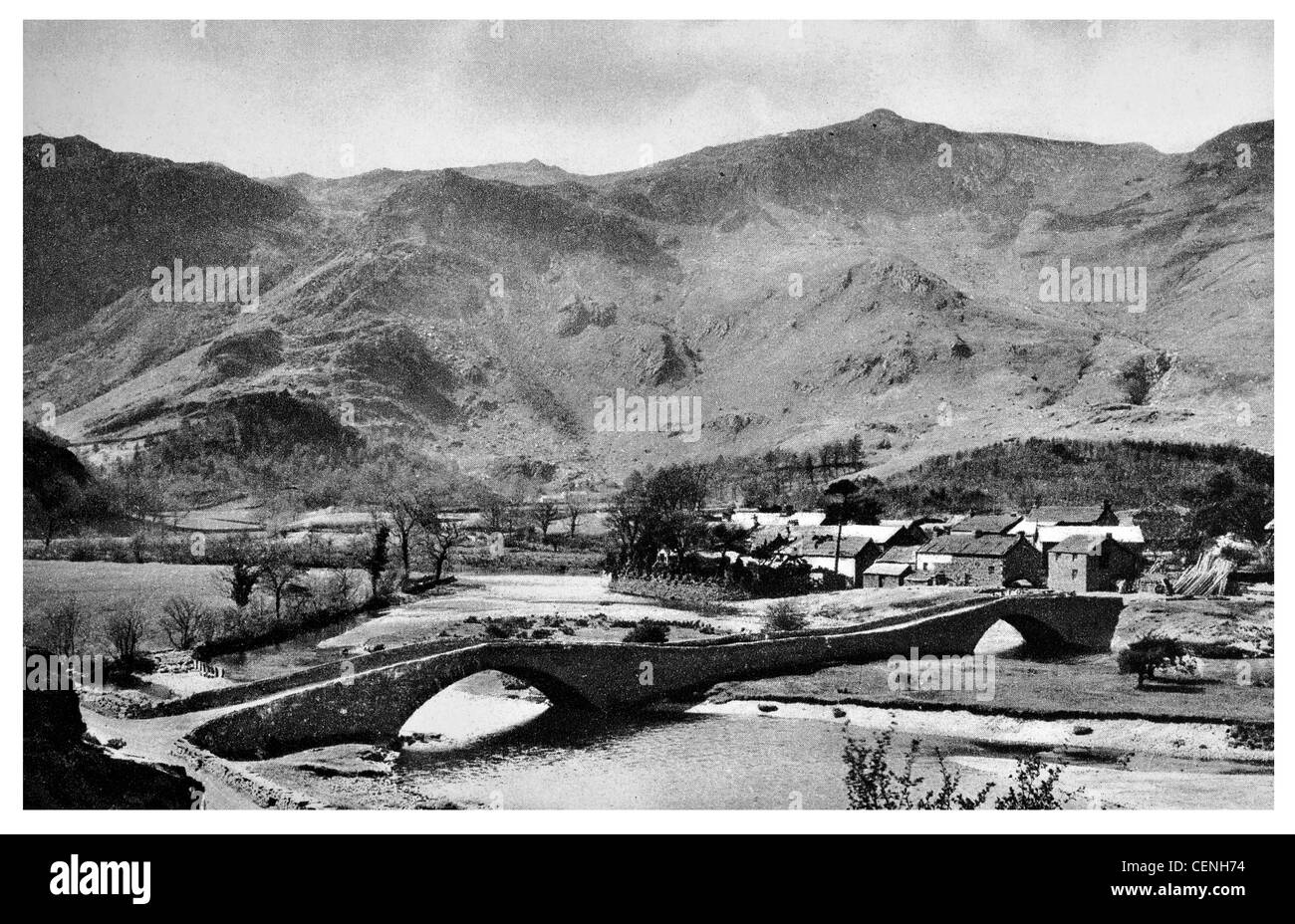 Grange di Borrowdale village Lake District inglese Cumbria Inghilterra England Regno Unito Grange cadde rupe del castello a doppio ponte arcuato Fiume Derwent Foto Stock Grange di Borrowdale village Lake District inglese Cumbria Inghilterra England Regno Unito Grange cadde rupe del castello a doppio ponte arcuato Fiume Derwent Foto Stock