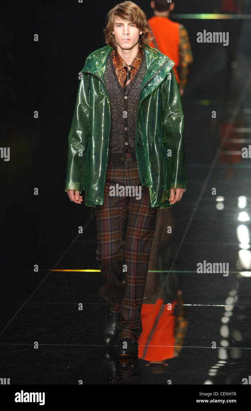 Burberry Milano Menswear pronto a indossare in autunno e inverno verde impermeabile, modellato cardigan e controllati i pantaloni Foto Stock