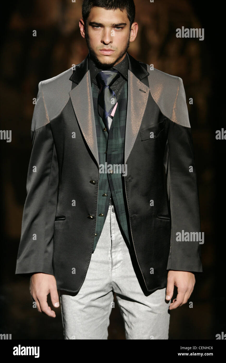 Vivienne Westwood Milano Menswear pronto a indossare in autunno e inverno  satin nero giacca e gilet controllati Foto stock - Alamy