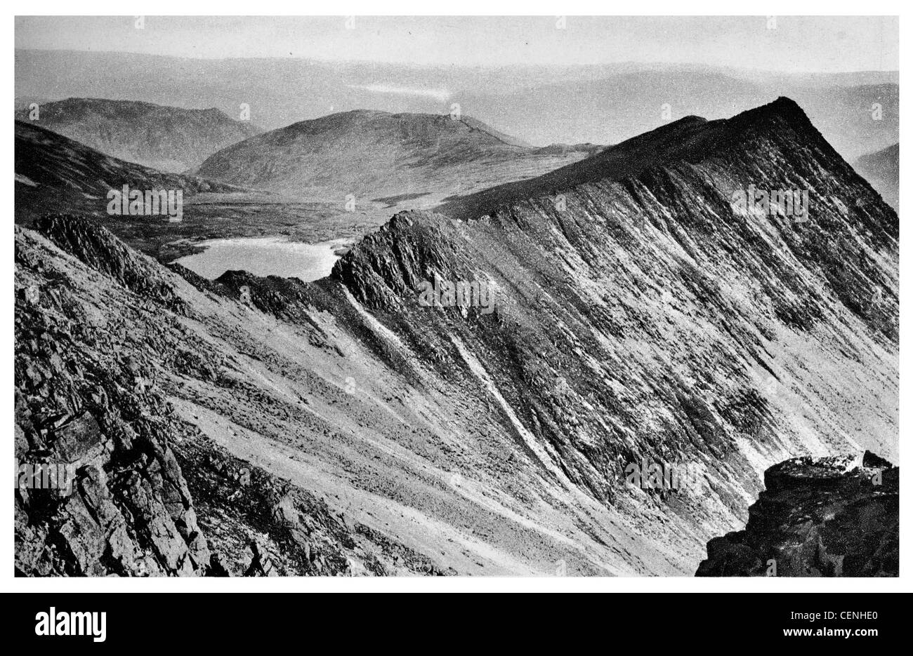 Helvellyn Ridge Lake District Inghilterra estensione bordo percorso scrambling Birkhouse Moor arête Red Tarn lago REGNO UNITO Foto Stock