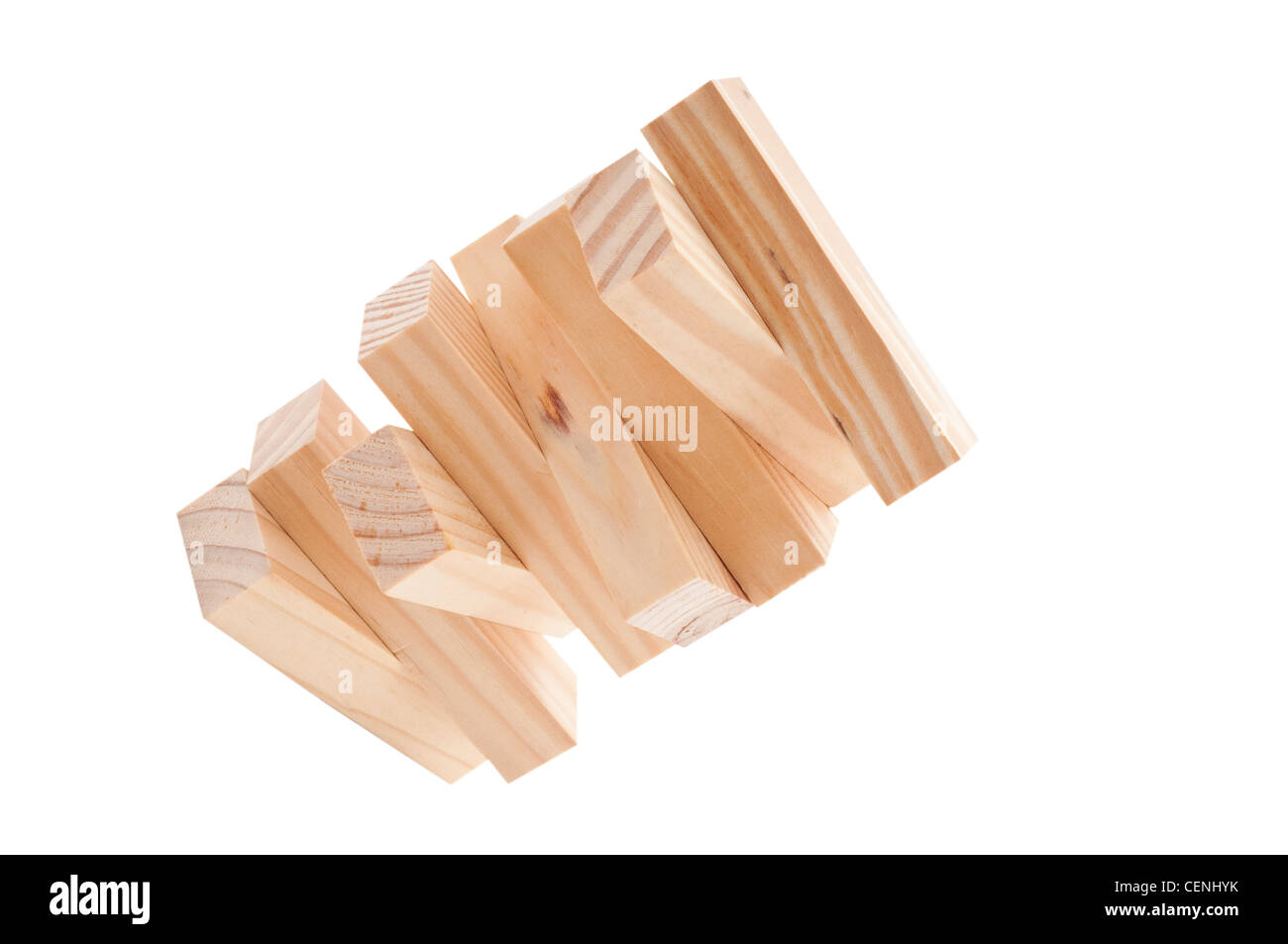 Effetto domino dei blocchi di legno – caduta sequenziale su sfondo bianco Foto Stock