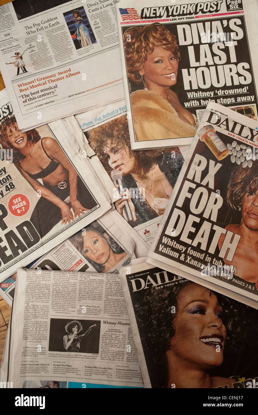 Una collezione di New York City giornale ricopre diversi giorni relative alla morte del cantante Whitney Houston Foto Stock
