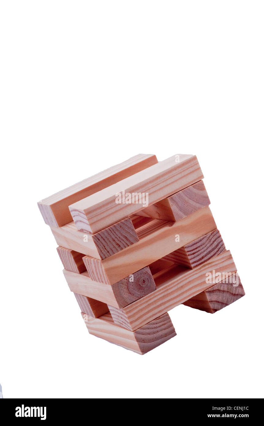Costruzione astratta a blocchi di legno isolata su fondo bianco, struttura rettangolare realizzata con pezzi di legno di pino naturale Foto Stock