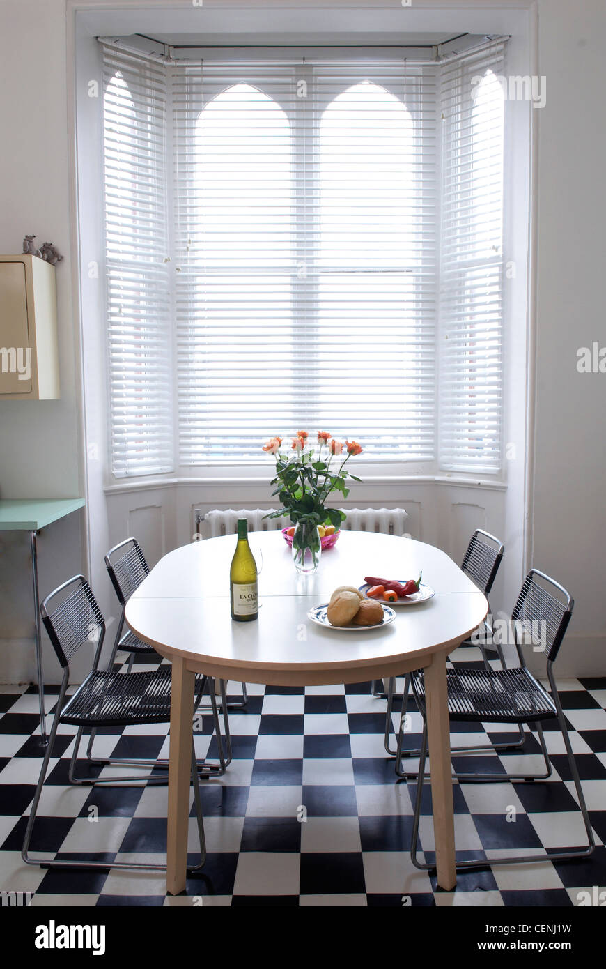 Brighton interno immagine di dettaglio degli anni cinquanta cucina stile ovale tavolo da pranzo iin finestra di baia, bianco persiane delle finestre ad arco, Foto Stock
