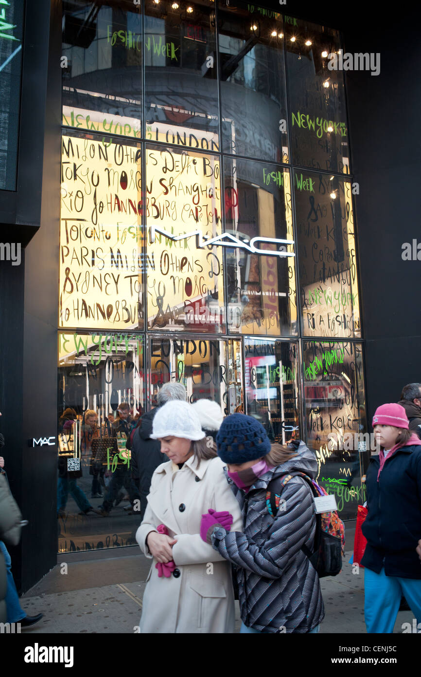 Il M.A.C. Negozio di cosmetici in Times Square a New York Foto Stock