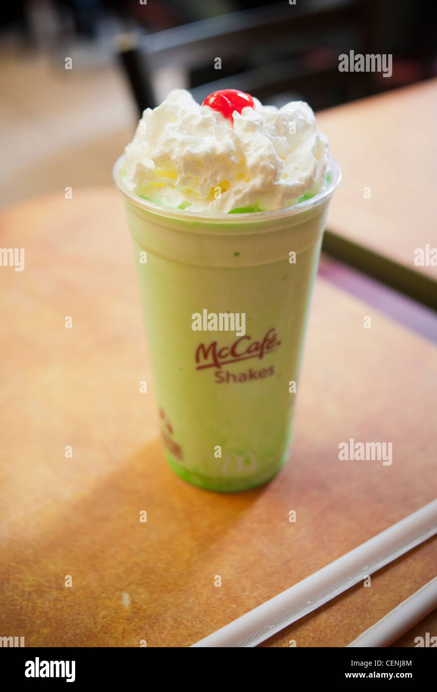 Un Shamrock Shake orgogliosamente attende di essere divorati in un ristorante McDonald's New York Foto Stock