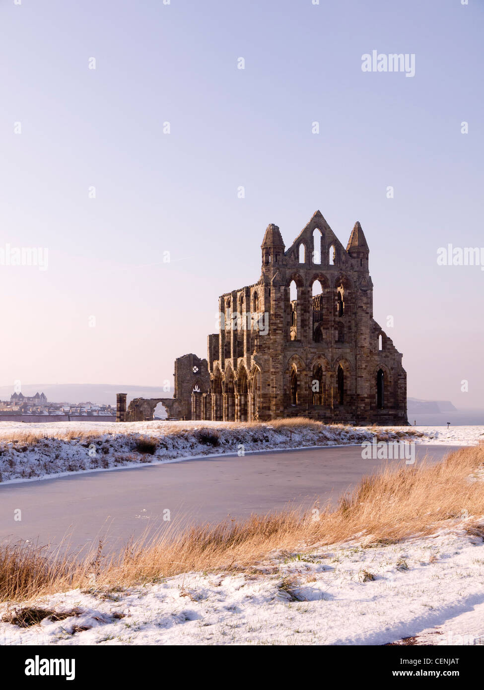 Le rovine di Whitby Abbey North Yorkshire Inghilterra in nevoso inverno meteo Foto Stock