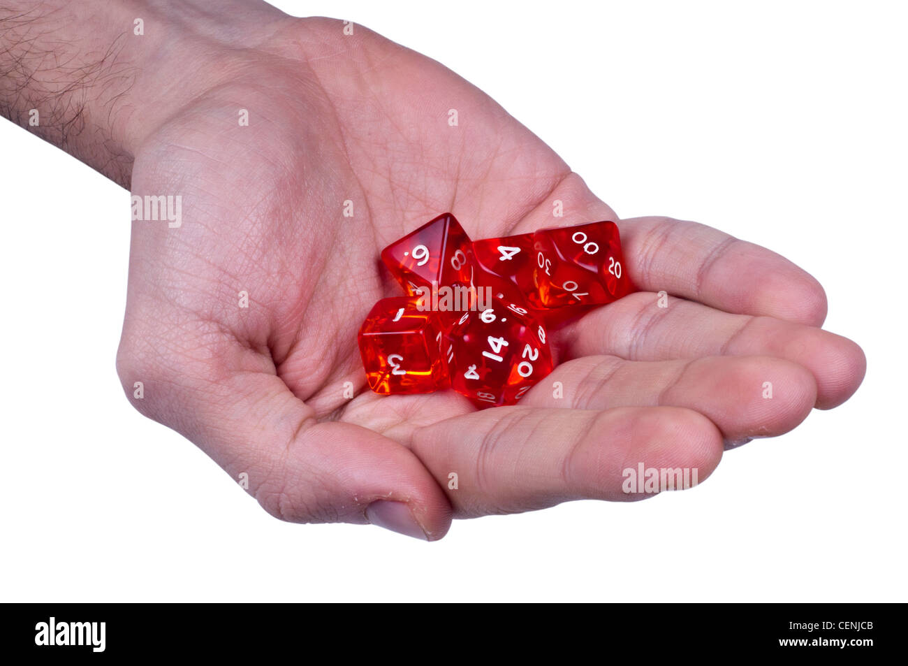 Mano che presenta dadi rossi a 20 lati – accessorio per giochi di ruolo Foto Stock