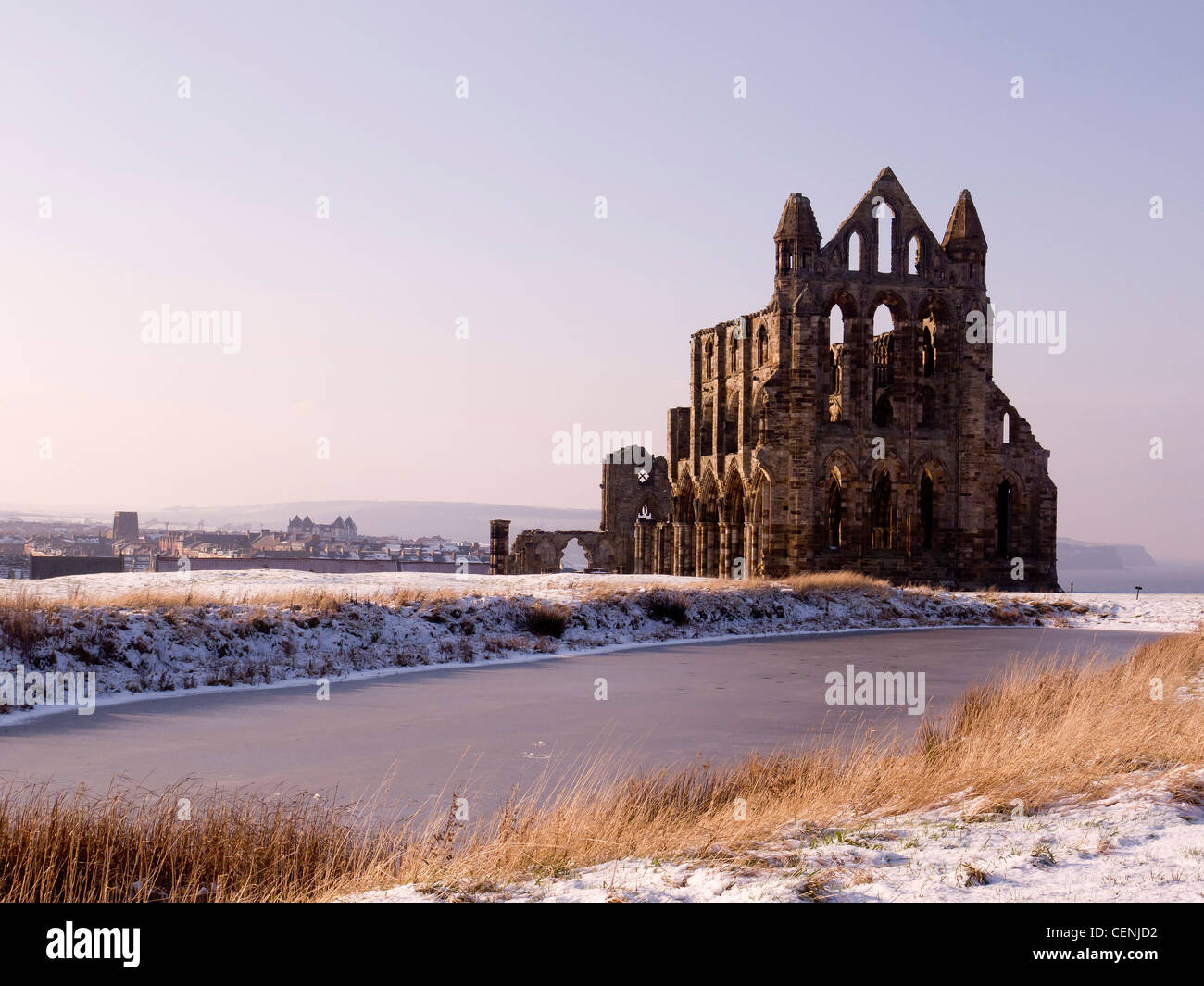 Le rovine di Whitby Abbey North Yorkshire Inghilterra in nevoso inverno meteo Foto Stock