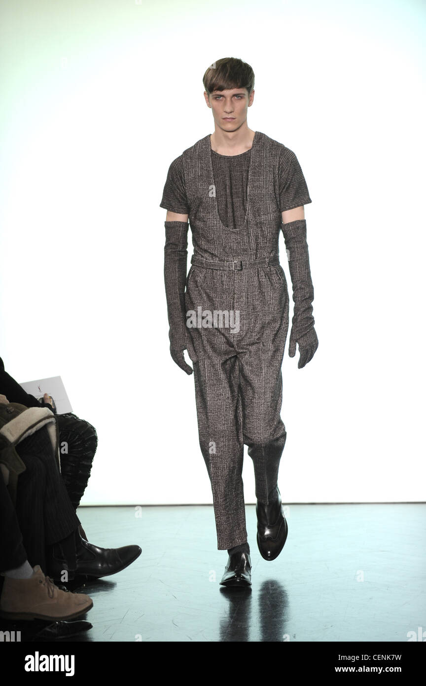 Yves Saint Laurent Paris pronto a indossare abbigliamento Uomo Autunno  Inverno grigio tweed dritto zampe tuta senza maniche di una cintura a  cingoli Foto stock - Alamy