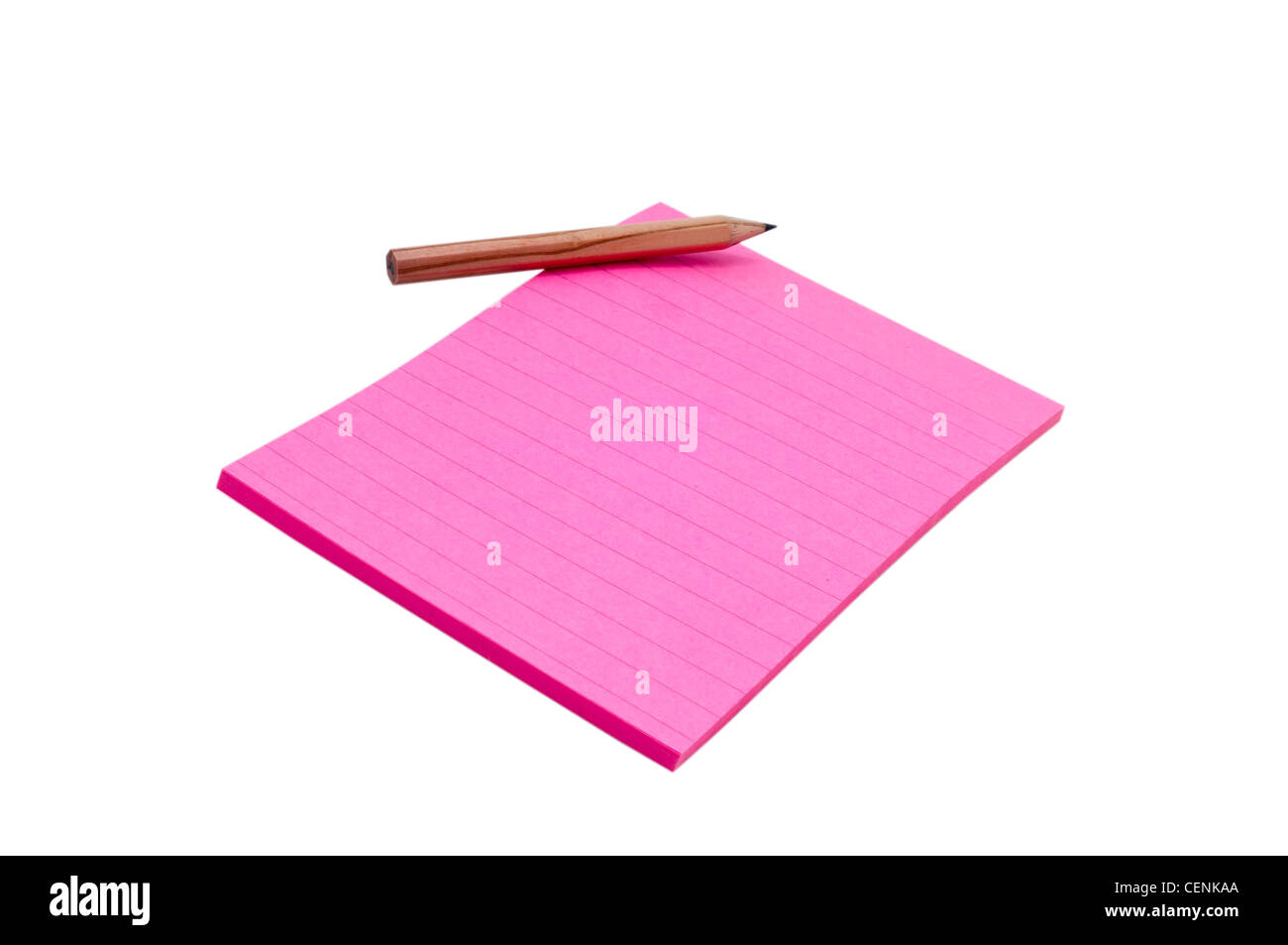 Blocco note rivestito in rosa con matita - scrittura creativa o concetto di ufficio su bianco Foto Stock