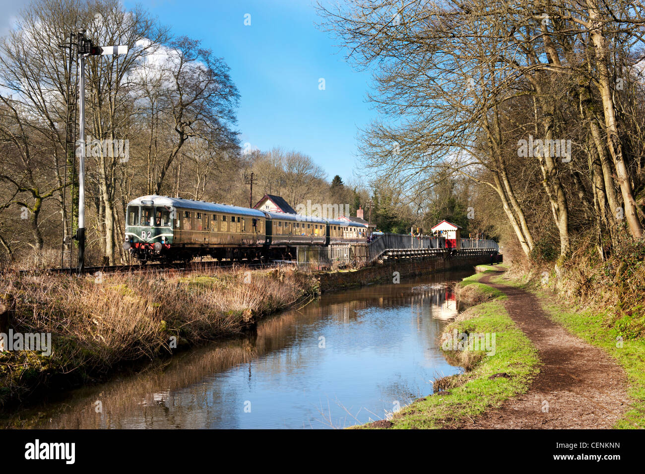 Historic diesel multiple unit treno lascia Consall sul Churnet Valley Railway, Staffordshire Foto Stock