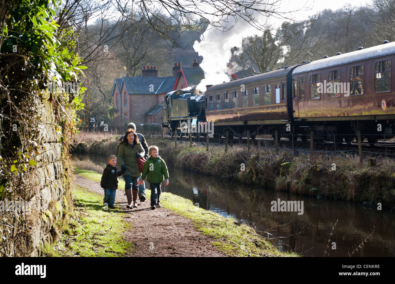Ex-GWR Grande Prairie serbatoio numero loco 5199 prende un treno fuori Consall sul Churnet Valley Railway, Staffordshire Foto Stock