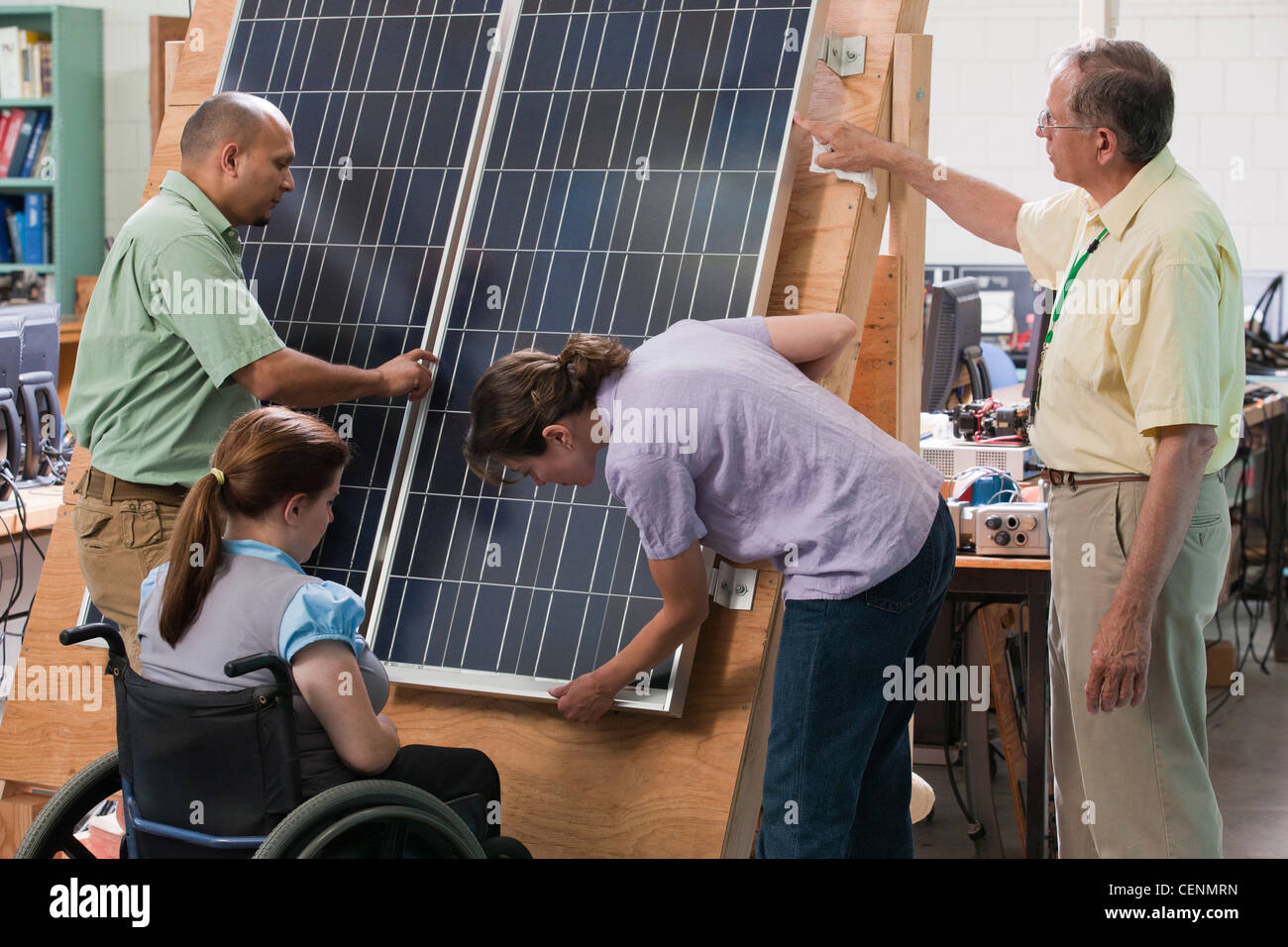 Studenti di ingegneria in esame di pannello fotovoltaico la progettazione strutturale e il fissaggio Foto Stock