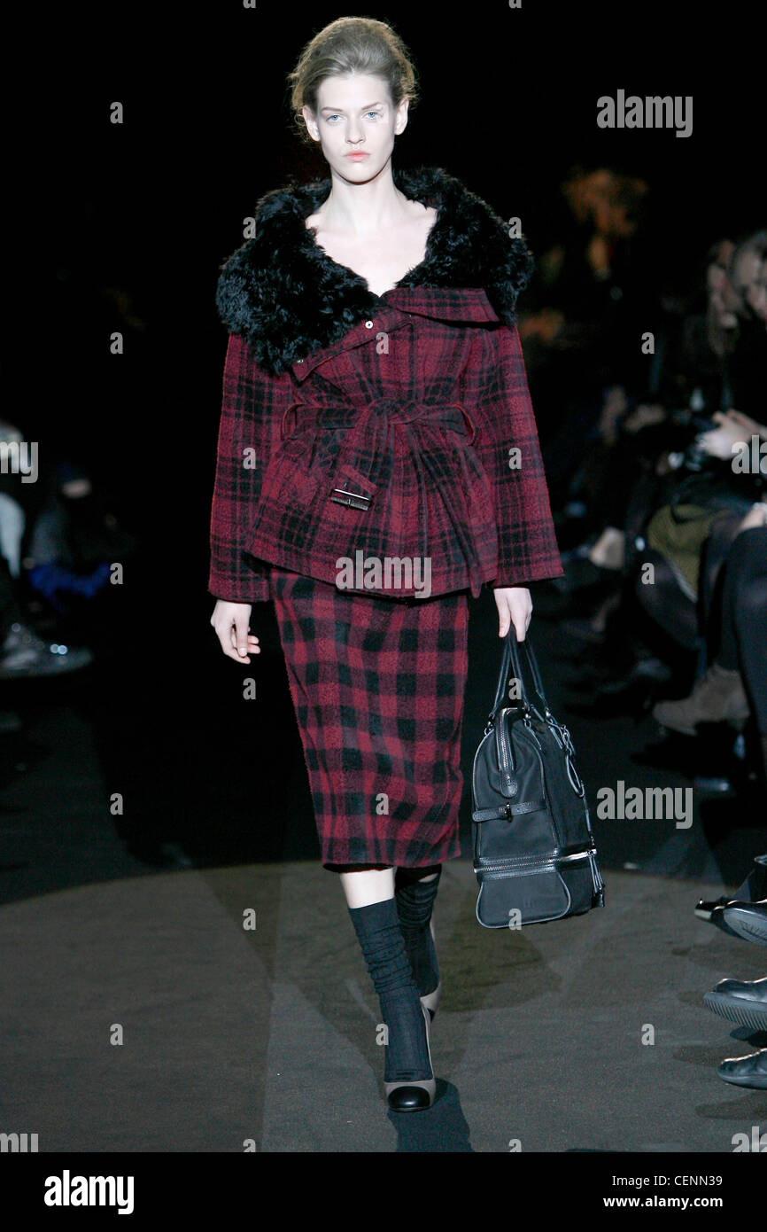 Iceberg Milano pronto a indossare in autunno e inverno Mauve controllato giacca nera collare di pelliccia, pensil gonna, calze nere e nero e beige Foto Stock