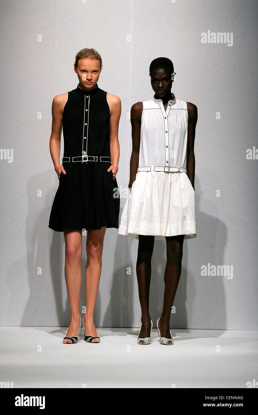 Martin Grant Paris pronto a indossare Primavera Estate modelli Bykova Katryna (destra) e Ajuma Nasanyana (sinistra) indossa matching Foto Stock