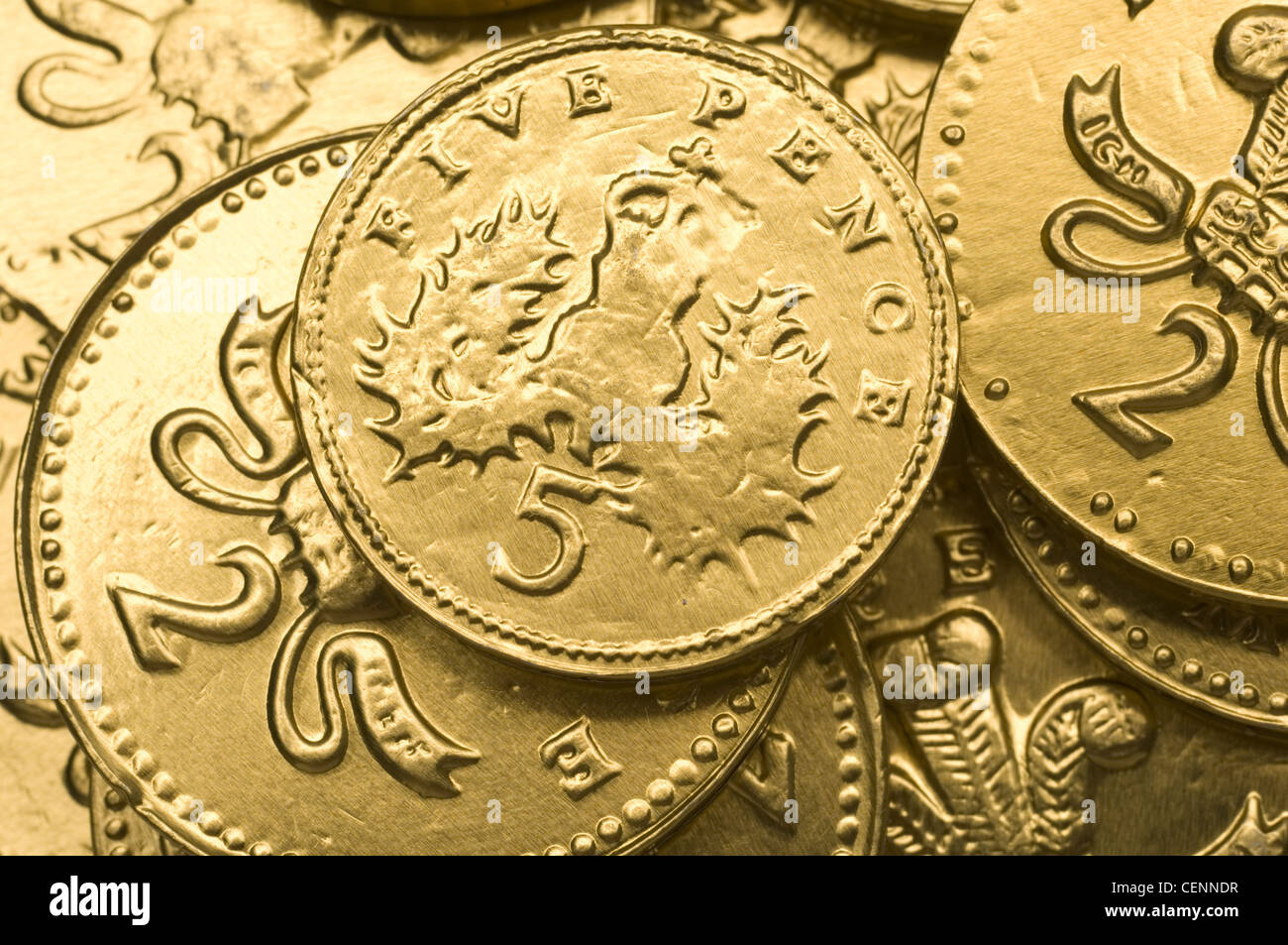 Close up di cioccolato oro 5 pence e 2 pence Monete sparse Foto Stock