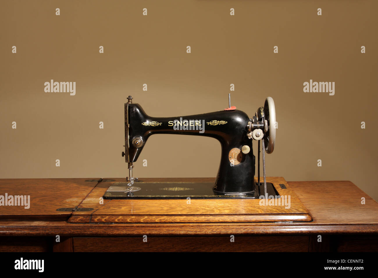 Un pedale vintage Singer macchina da cucire fabbricati nel 1925 Foto stock  - Alamy