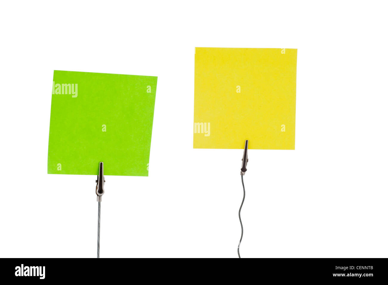 Note adesive colorate sulle clip metalliche – concetto di organizzazione dell'ufficio su sfondo bianco Foto Stock