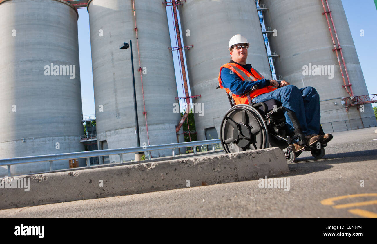 Strutture ingegnere in sedia a rotelle all'aperto di ispezione dei serbatoi di stoccaggio Foto Stock